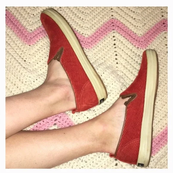 VINTAGE HELLA RETRO KATE SPADE RED CORDUROY SLIP ONS SZ 7 - Picture 3 of 4